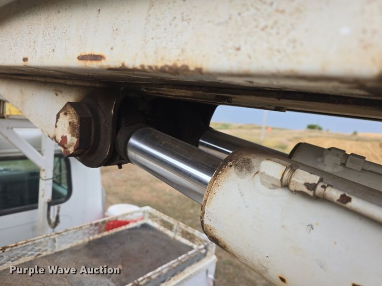 image for item DQ5152 2000 International 4800 digger derrick truck