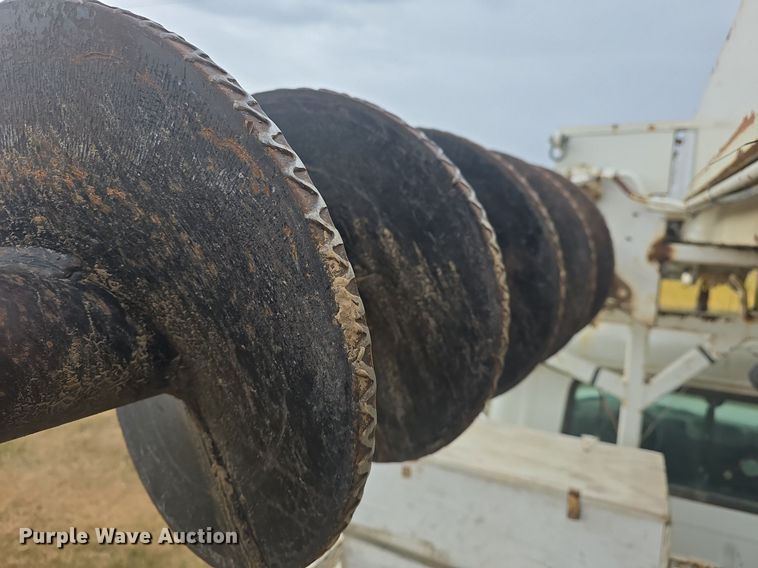 image for item DQ5152 2000 International 4800 digger derrick truck