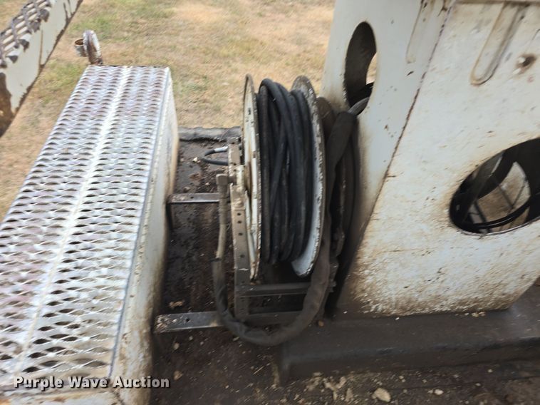 image for item DQ5152 2000 International 4800 digger derrick truck