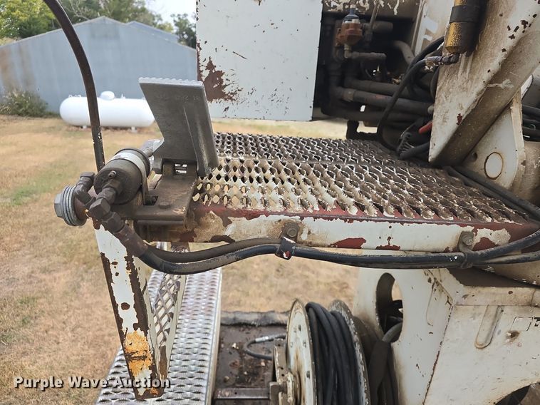 image for item DQ5152 2000 International 4800 digger derrick truck