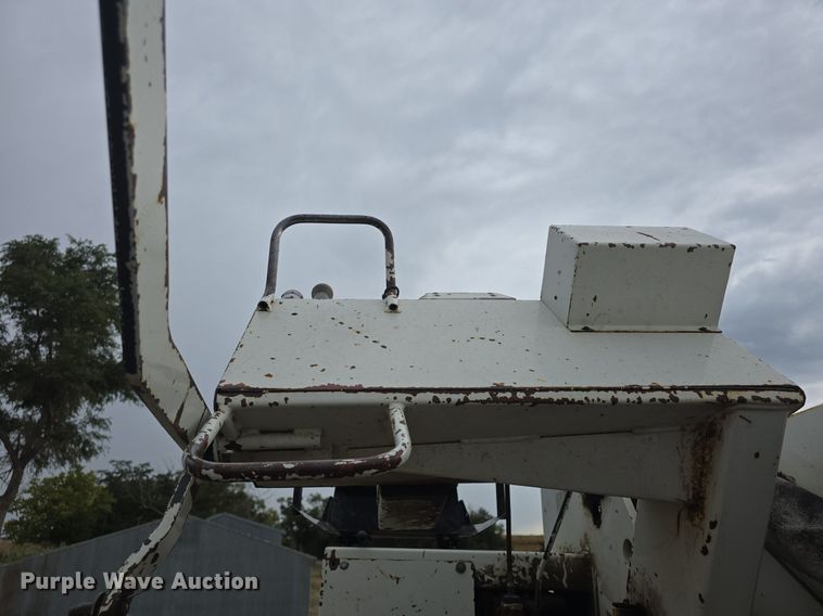 image for item DQ5152 2000 International 4800 digger derrick truck