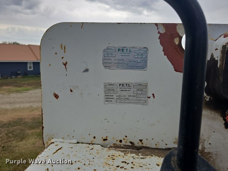 image for item DQ5152 2000 International 4800 digger derrick truck