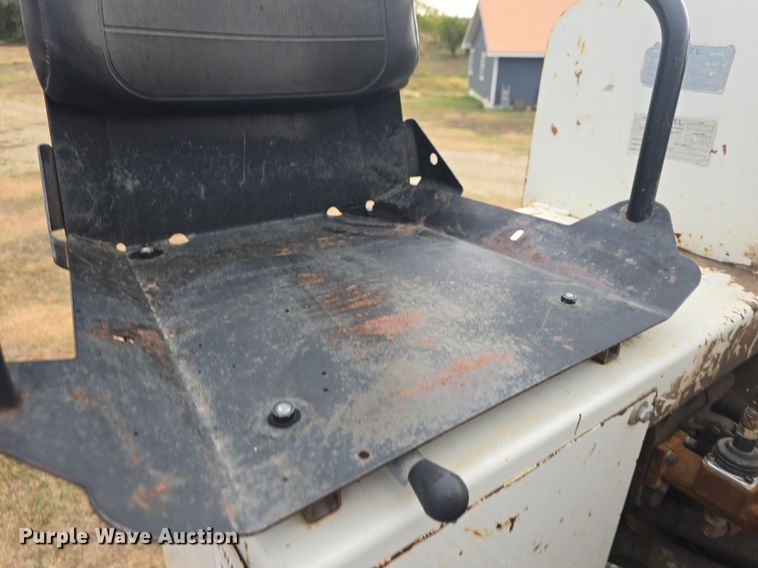 image for item DQ5152 2000 International 4800 digger derrick truck