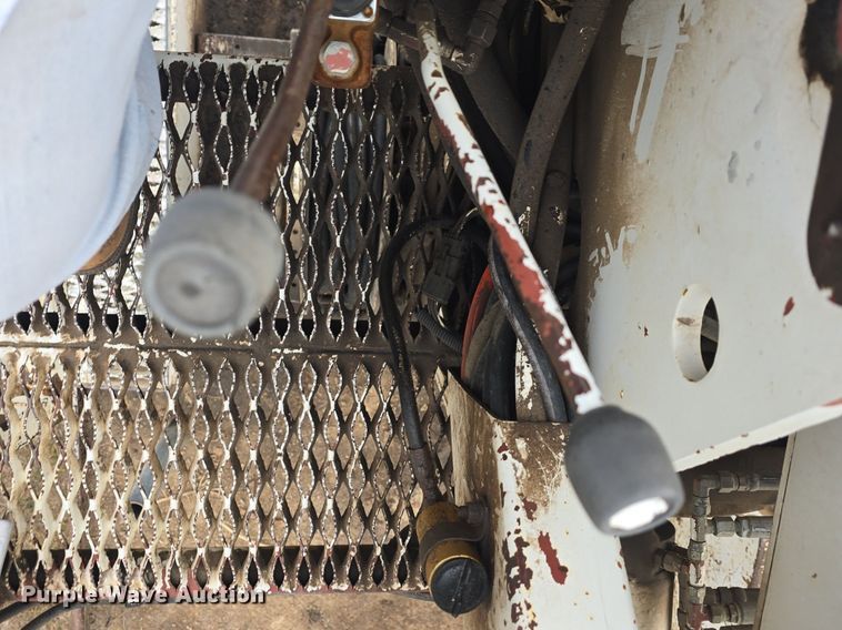 image for item DQ5152 2000 International 4800 digger derrick truck