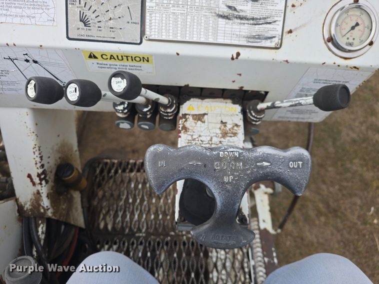 image for item DQ5152 2000 International 4800 digger derrick truck