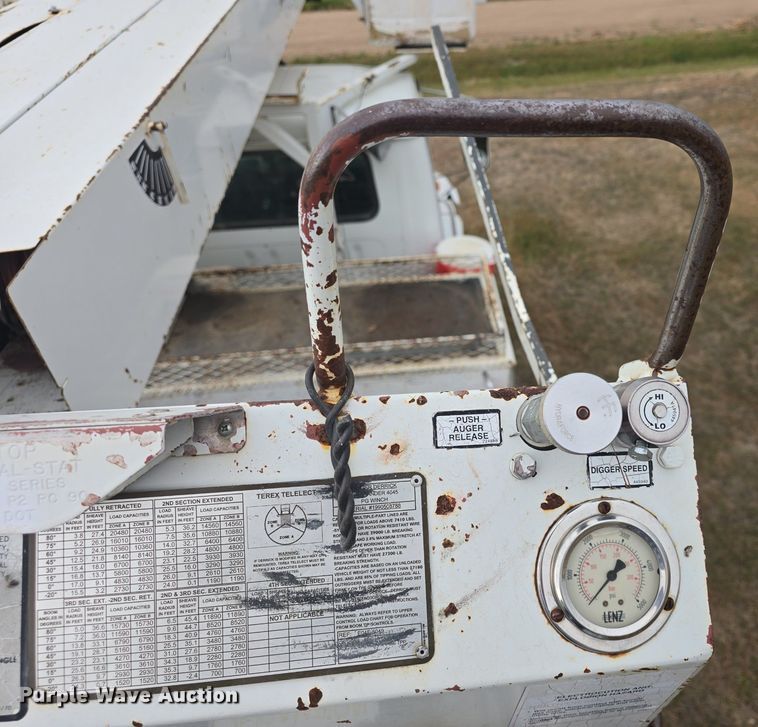 image for item DQ5152 2000 International 4800 digger derrick truck