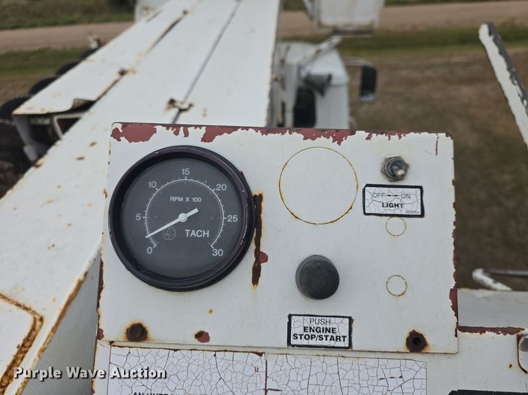 image for item DQ5152 2000 International 4800 digger derrick truck