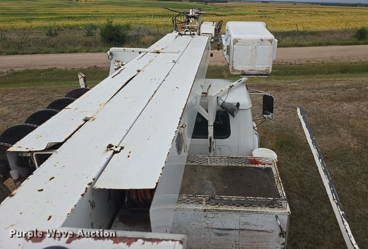 image for item DQ5152 2000 International 4800 digger derrick truck