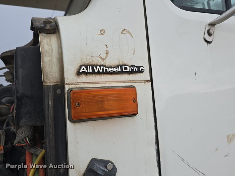 image for item DQ5152 2000 International 4800 digger derrick truck