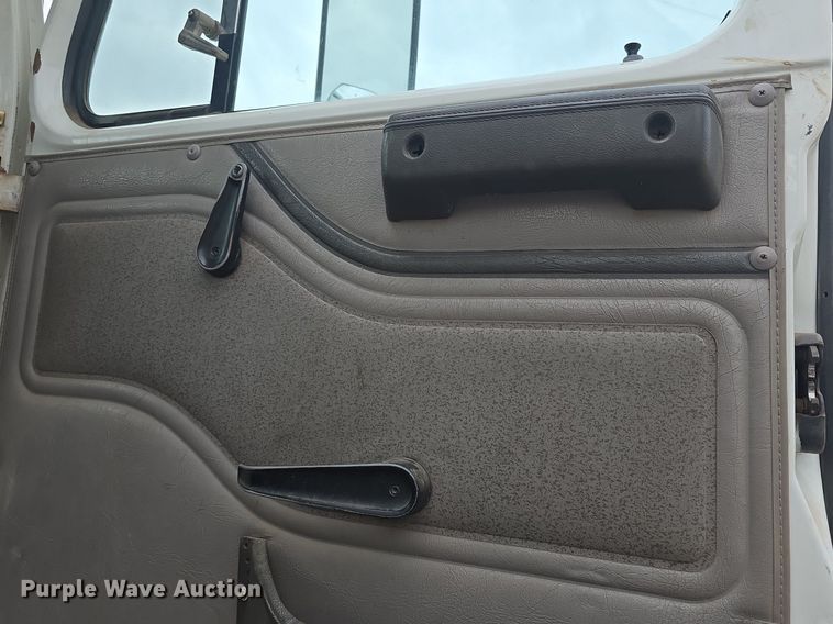 image for item DQ5152 2000 International 4800 digger derrick truck