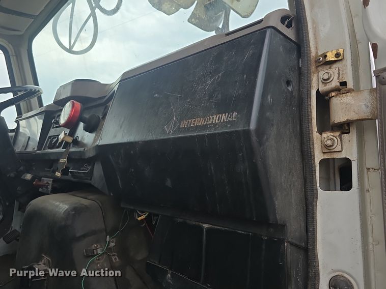 image for item DQ5152 2000 International 4800 digger derrick truck