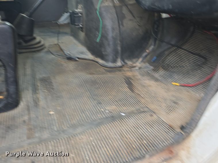 image for item DQ5152 2000 International 4800 digger derrick truck