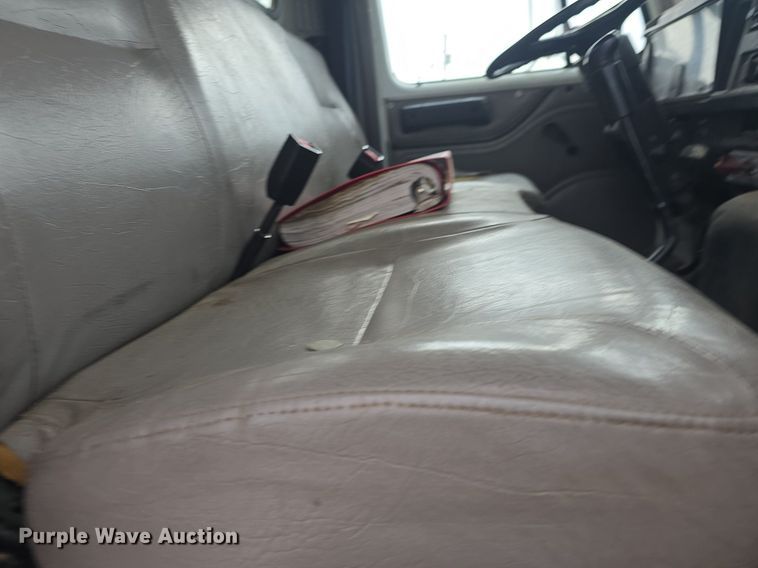 image for item DQ5152 2000 International 4800 digger derrick truck