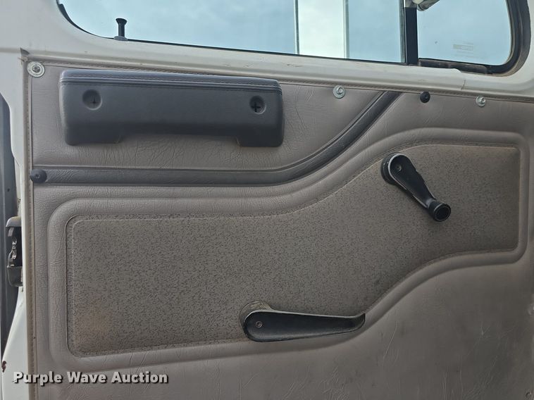 image for item DQ5152 2000 International 4800 digger derrick truck