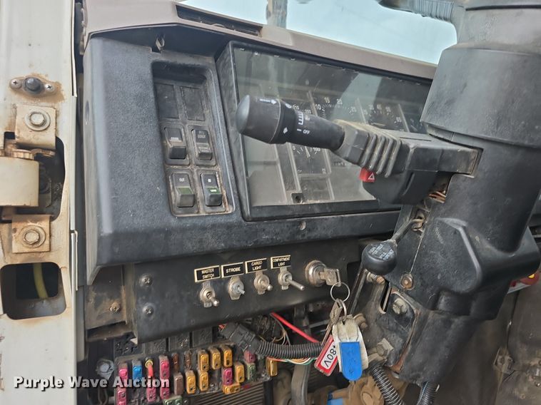 image for item DQ5152 2000 International 4800 digger derrick truck