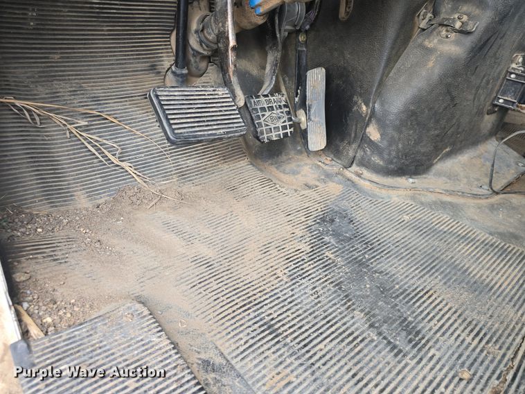 image for item DQ5152 2000 International 4800 digger derrick truck