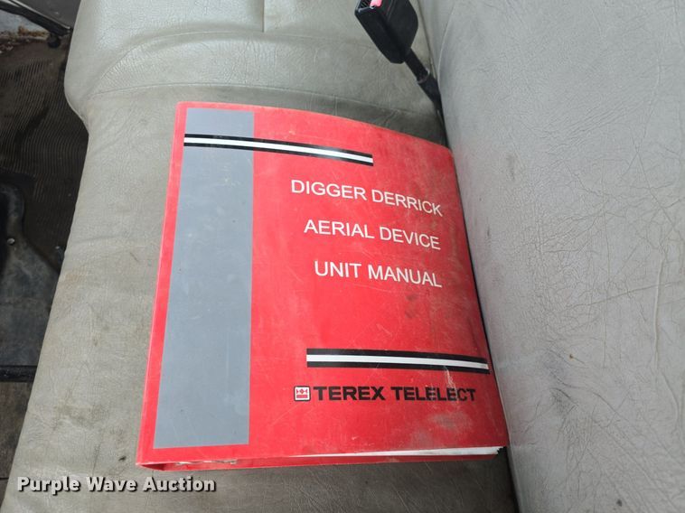 image for item DQ5152 2000 International 4800 digger derrick truck