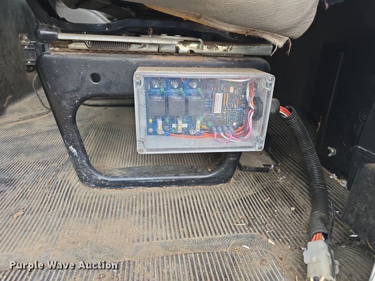 image for item DQ5152 2000 International 4800 digger derrick truck