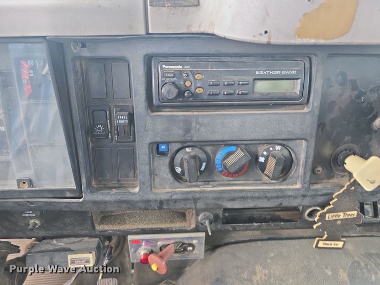 image for item DQ5152 2000 International 4800 digger derrick truck