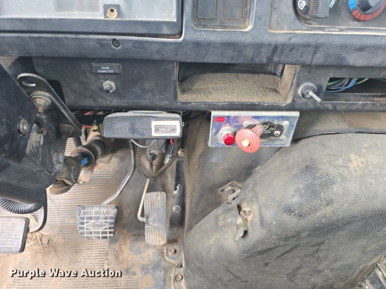 image for item DQ5152 2000 International 4800 digger derrick truck