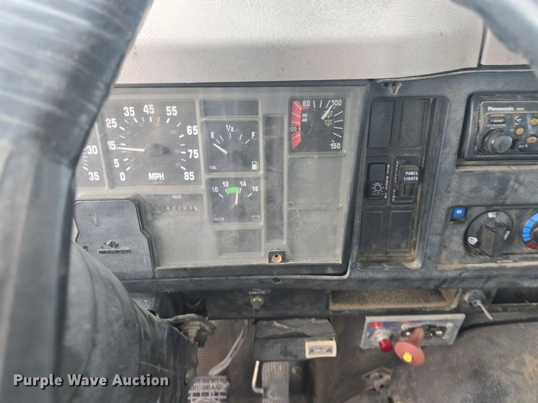 image for item DQ5152 2000 International 4800 digger derrick truck