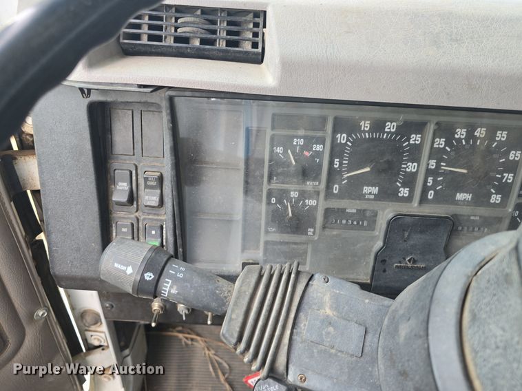 image for item DQ5152 2000 International 4800 digger derrick truck