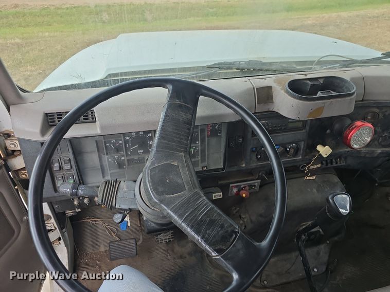 image for item DQ5152 2000 International 4800 digger derrick truck