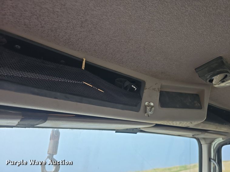 image for item DQ5152 2000 International 4800 digger derrick truck