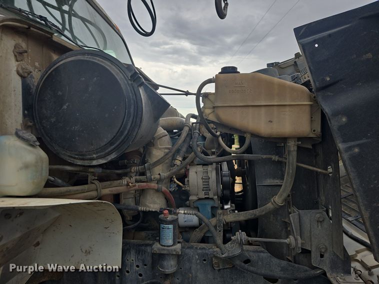 image for item DQ5152 2000 International 4800 digger derrick truck