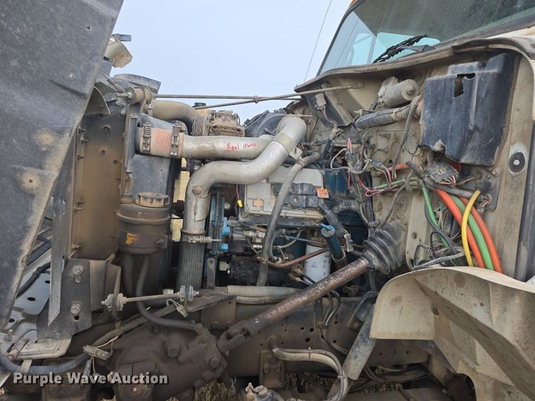 image for item DQ5152 2000 International 4800 digger derrick truck