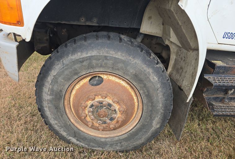 image for item DQ5152 2000 International 4800 digger derrick truck