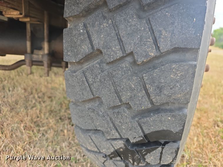 image for item DQ5152 2000 International 4800 digger derrick truck