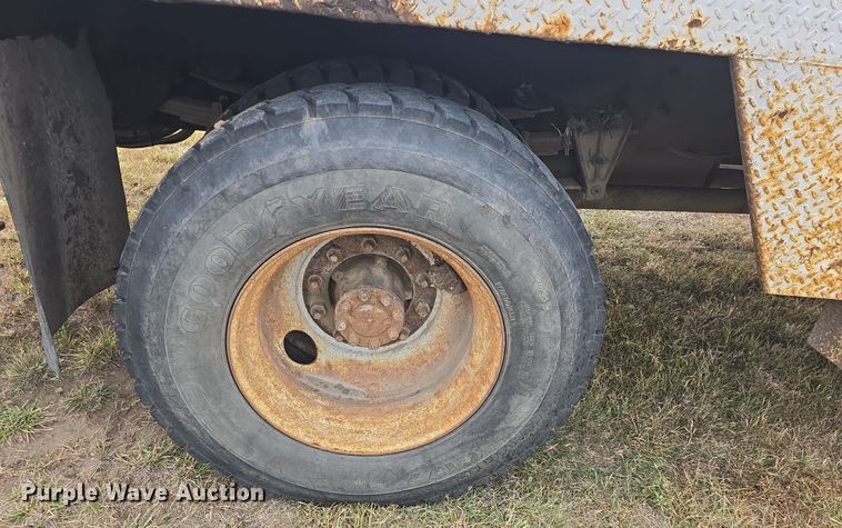 image for item DQ5152 2000 International 4800 digger derrick truck