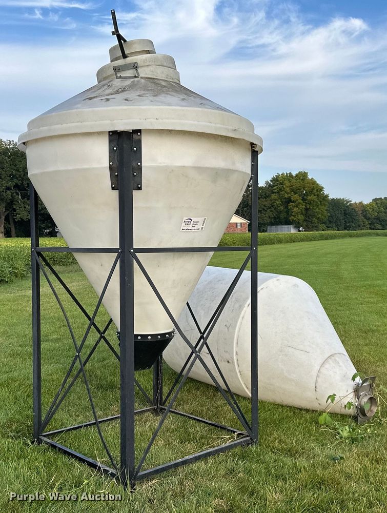 image for item DR2633 (2) poly bulk feed tanks 