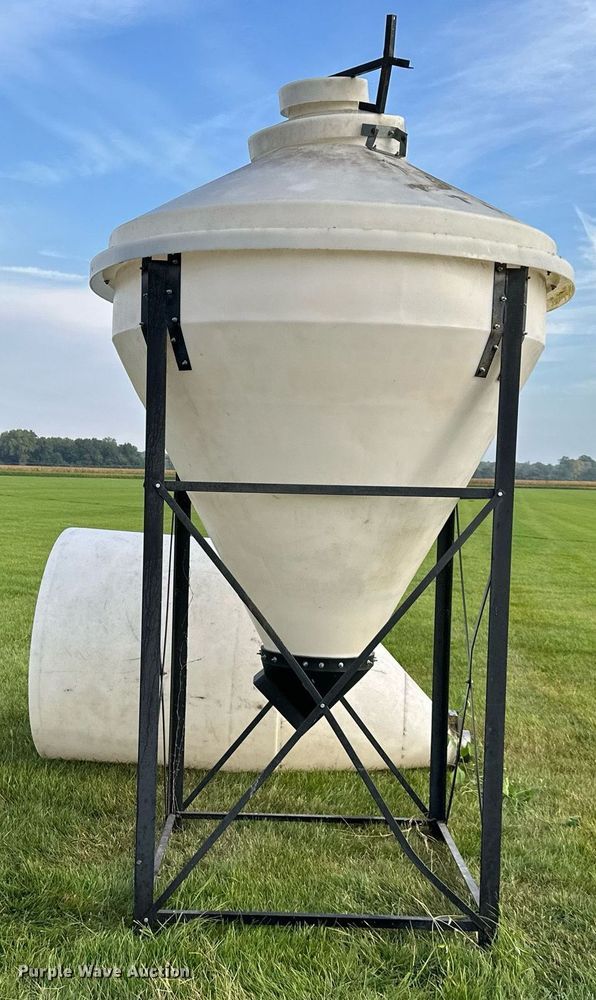 image for item DR2633 (2) poly bulk feed tanks 