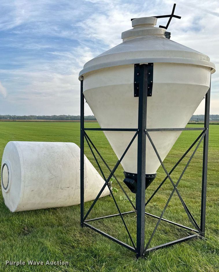 image for item DR2633 (2) poly bulk feed tanks 