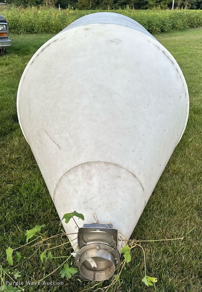 image for item DR2633 (2) poly bulk feed tanks 