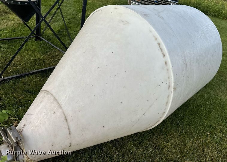 image for item DR2633 (2) poly bulk feed tanks 