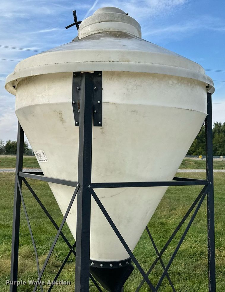 image for item DR2633 (2) poly bulk feed tanks 