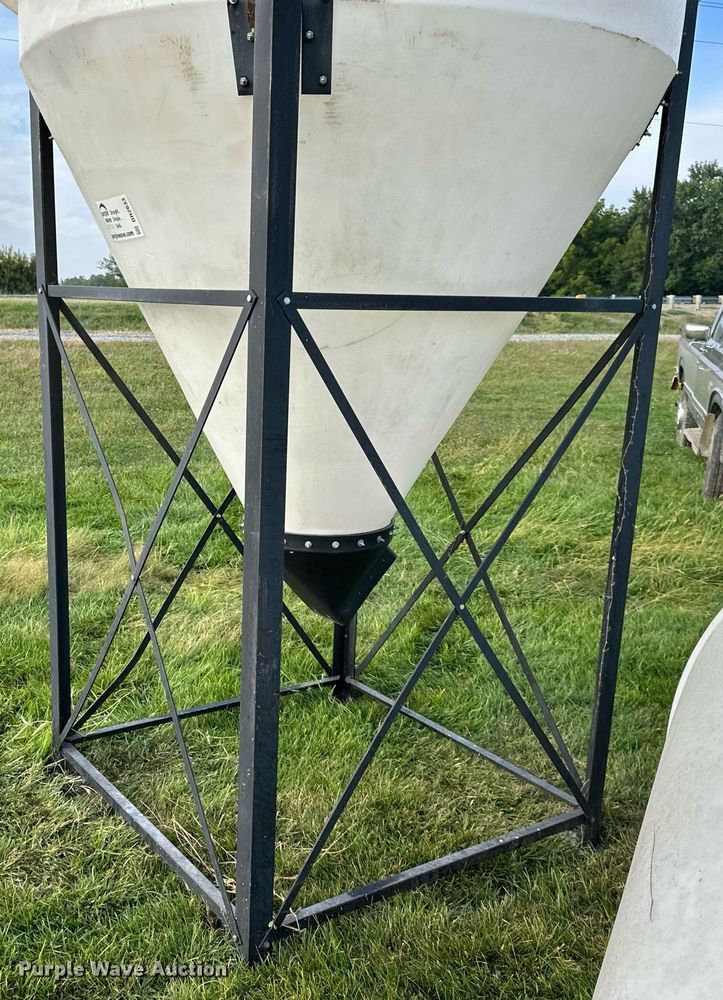 image for item DR2633 (2) poly bulk feed tanks 