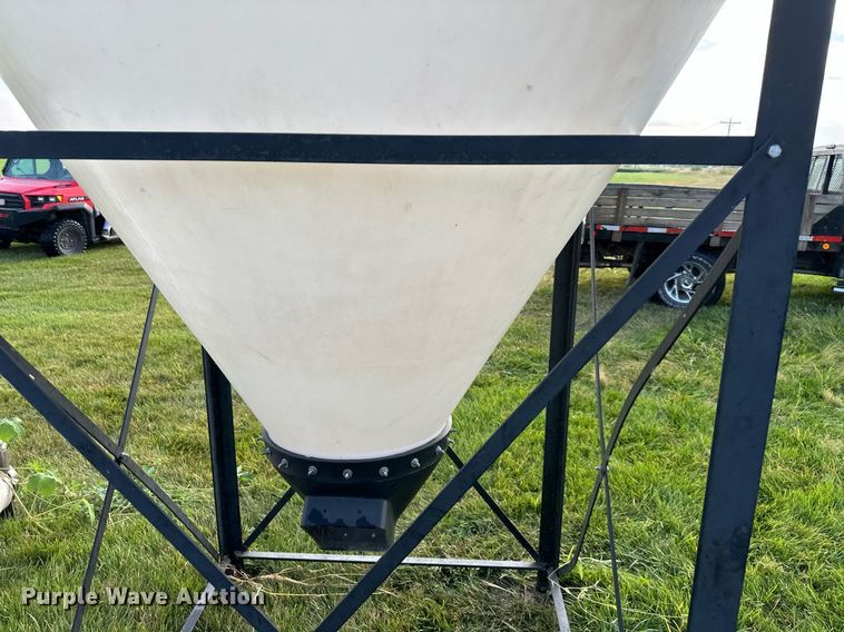 image for item DR2633 (2) poly bulk feed tanks 