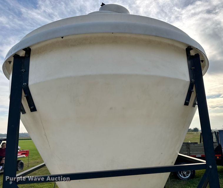 image for item DR2633 (2) poly bulk feed tanks 