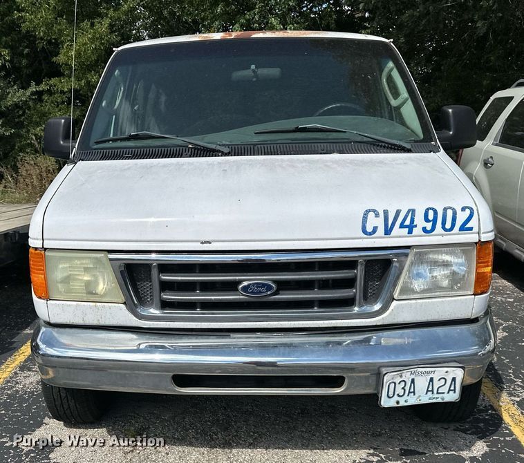 image for item DR2641 2004 Ford E150 XLT van