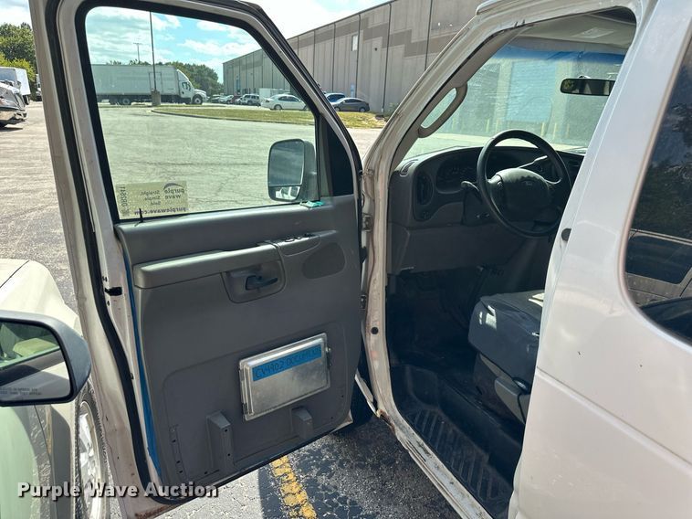 image for item DR2641 2004 Ford E150 XLT van