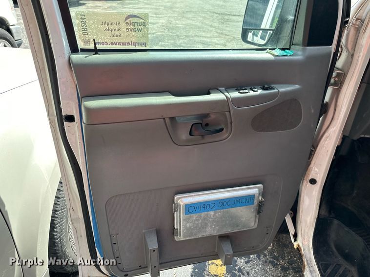 image for item DR2641 2004 Ford E150 XLT van