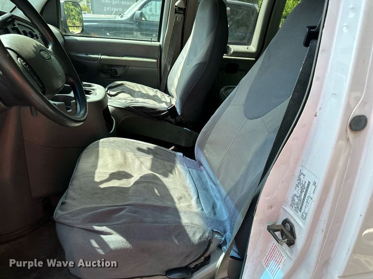 image for item DR2641 2004 Ford E150 XLT van