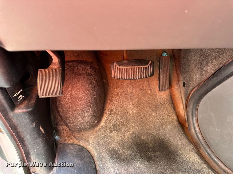 image for item DR2641 2004 Ford E150 XLT van