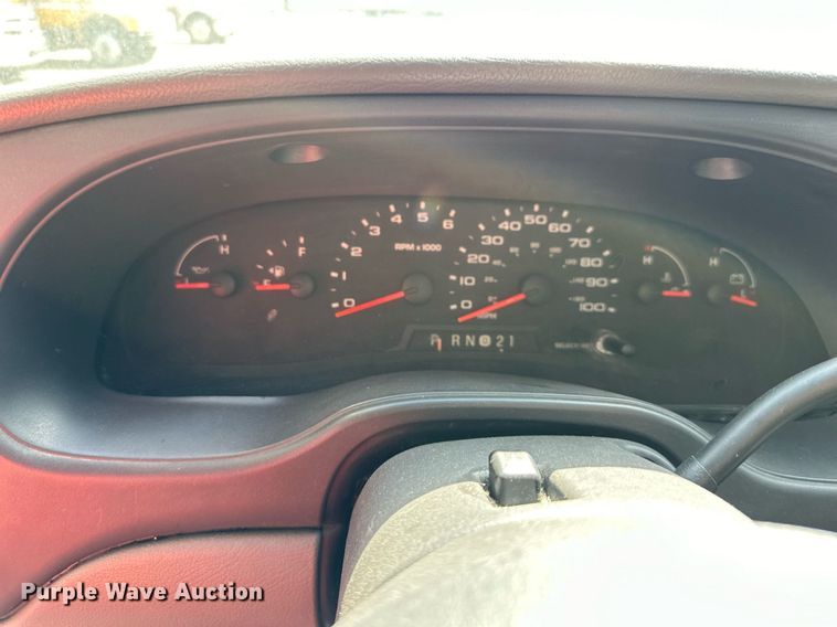 image for item DR2641 2004 Ford E150 XLT van