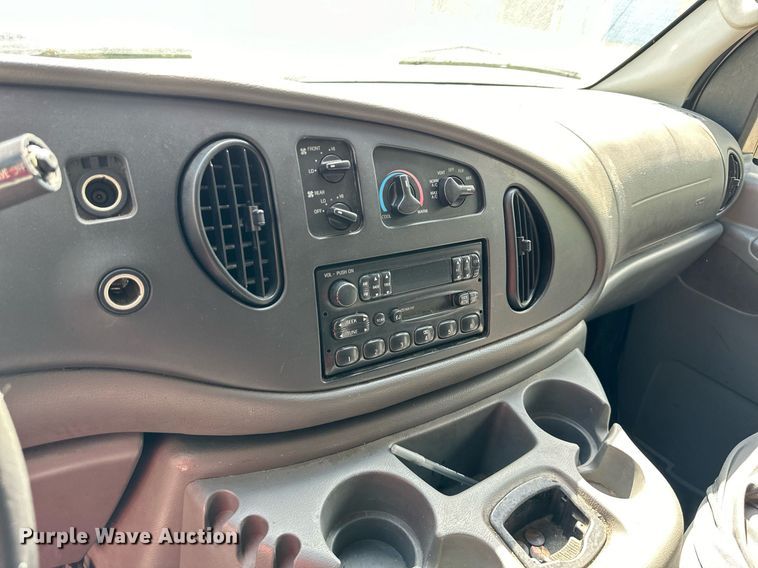 image for item DR2641 2004 Ford E150 XLT van