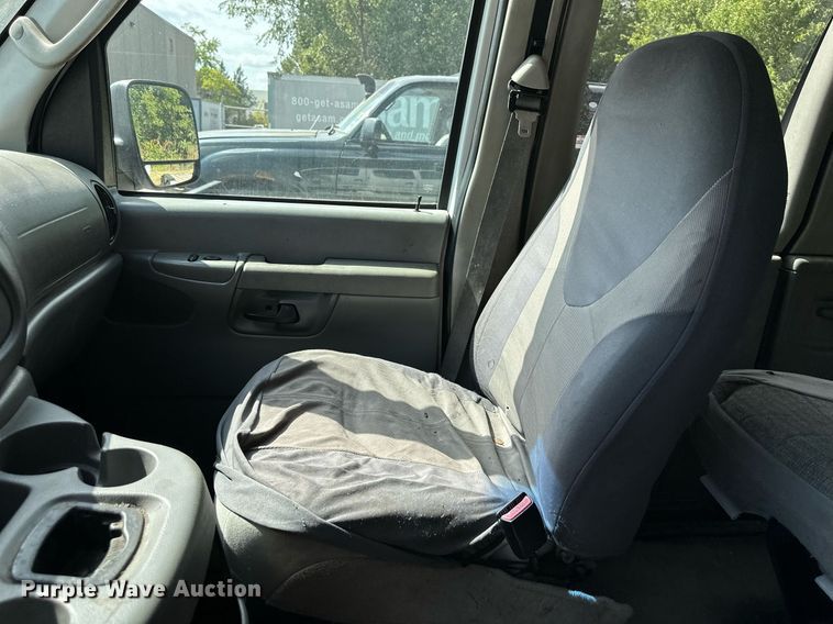 image for item DR2641 2004 Ford E150 XLT van